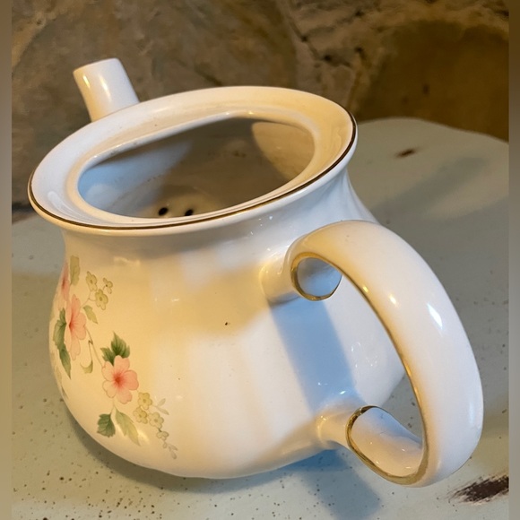 Vintage Salem China, English Collection, Hand-crafted, Delicate Teapot - Picture 3 of 7